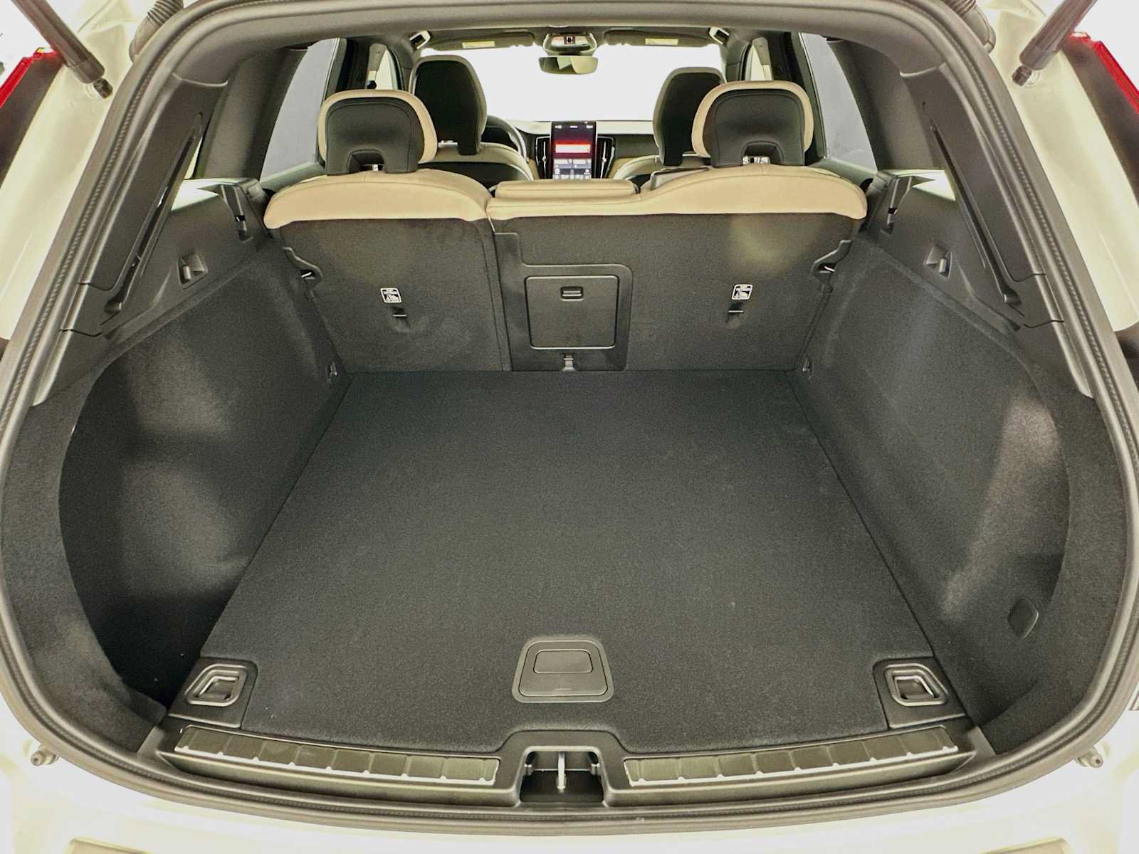 New 2026 Volvo XC60 B5 Plus w/ Protection Package Premier AWD/4WD image 23