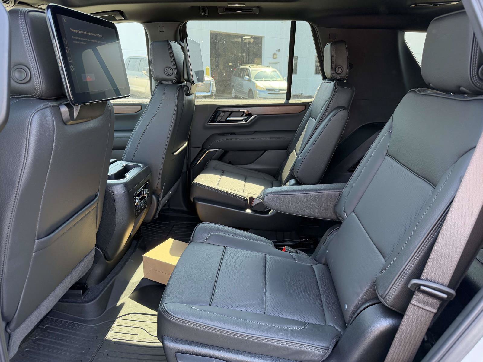 New 2026 GMC Yukon Denali w/ Denali Reserve Package AWD/4WD image 9
