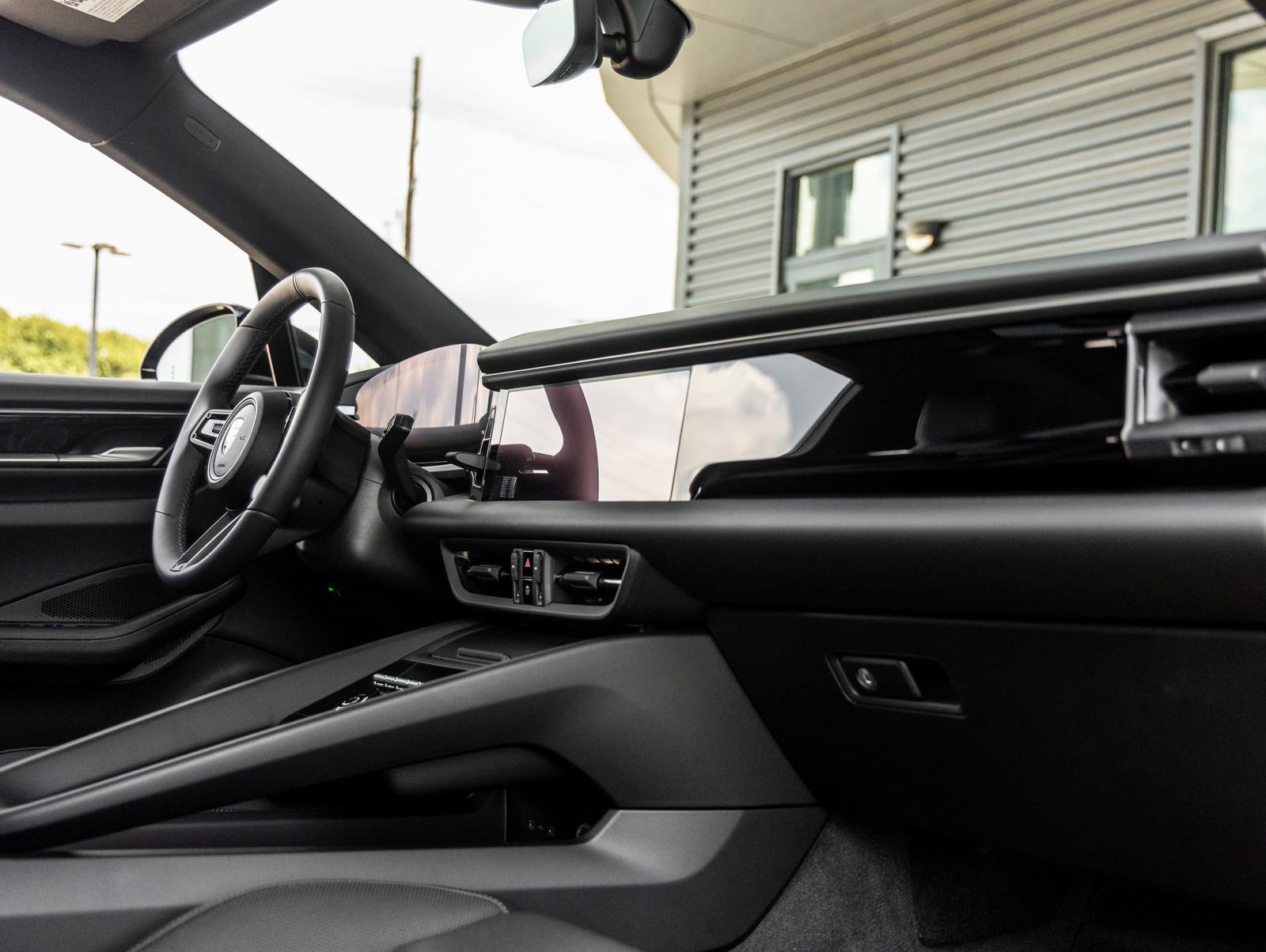 Certified 2025 Porsche Macan Electric image 41