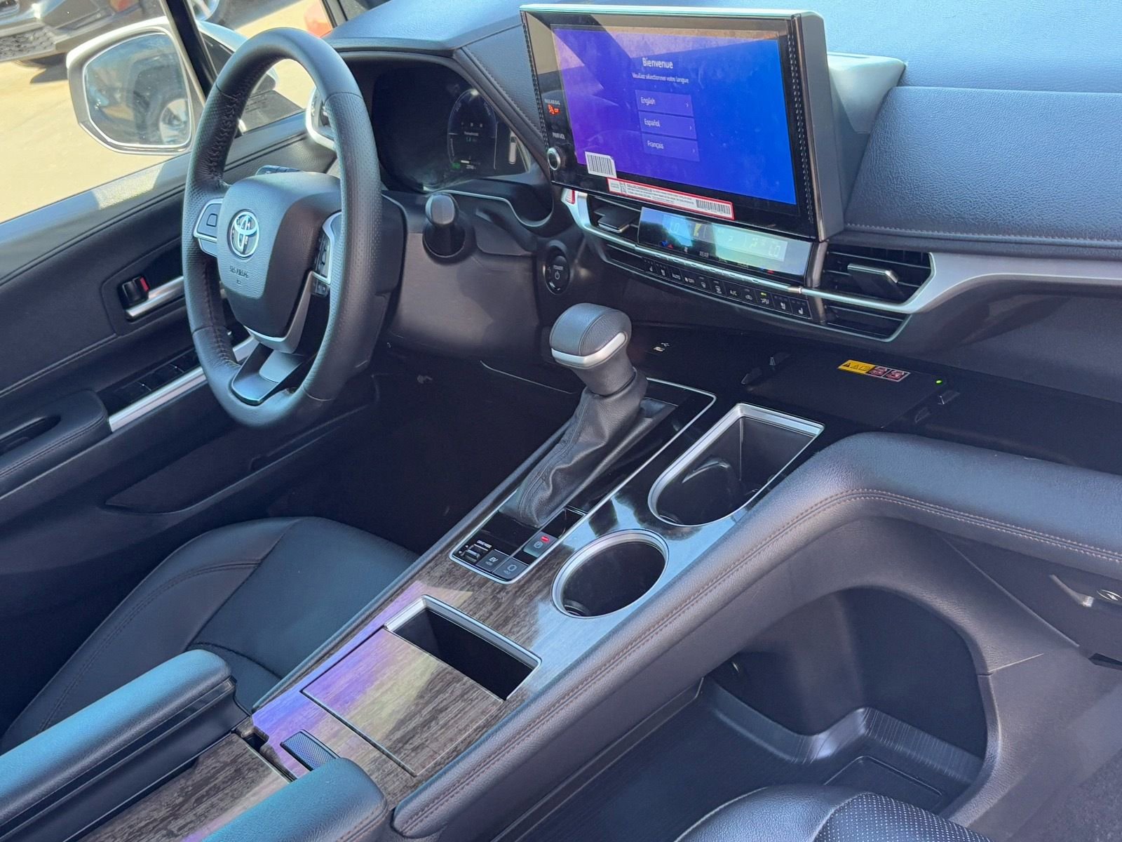 Used 2025 Toyota Sienna Limited image 11