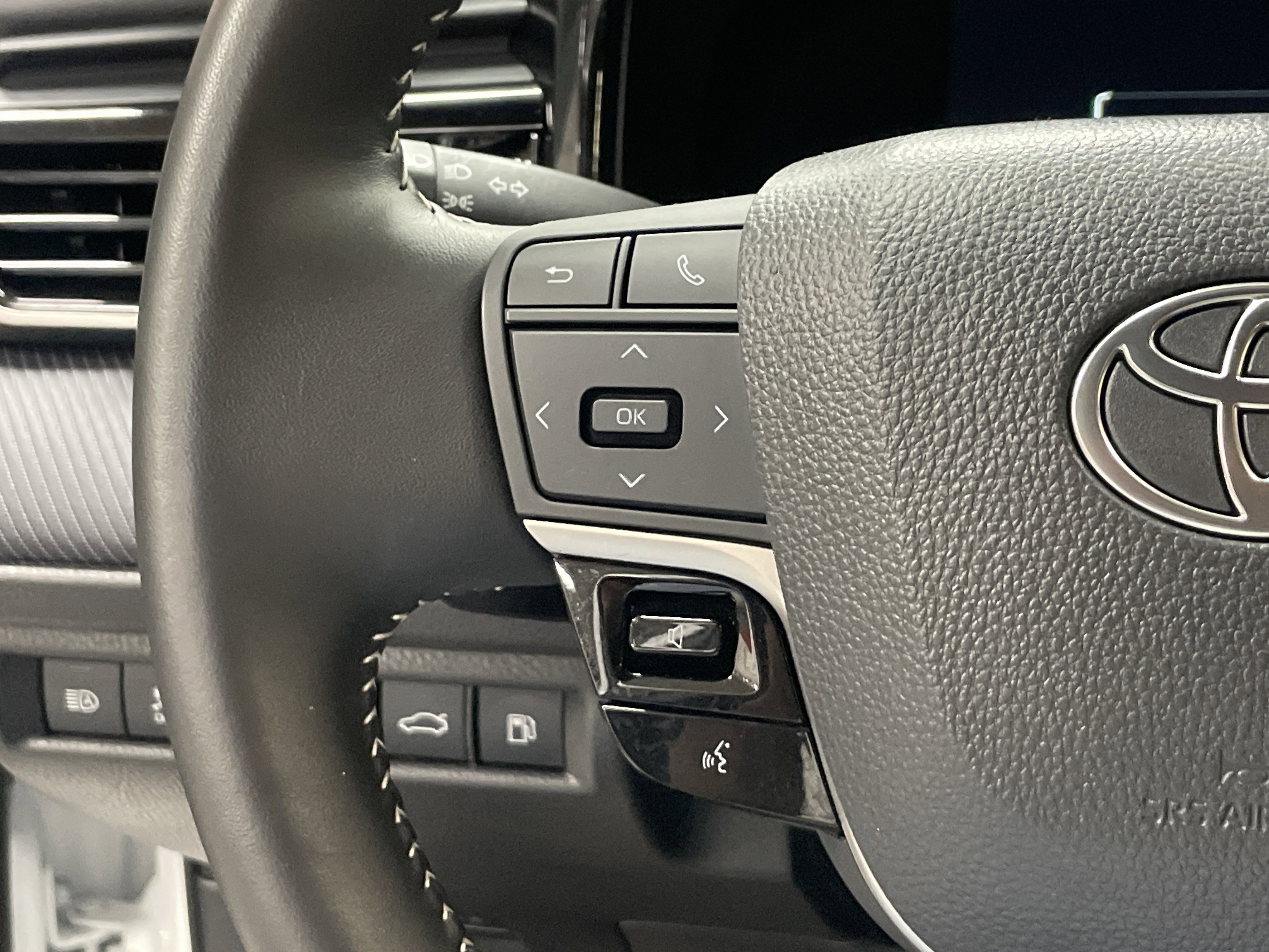 Used 2025 Toyota Camry SE w/ Multimedia Upgrade Package FWD image 18