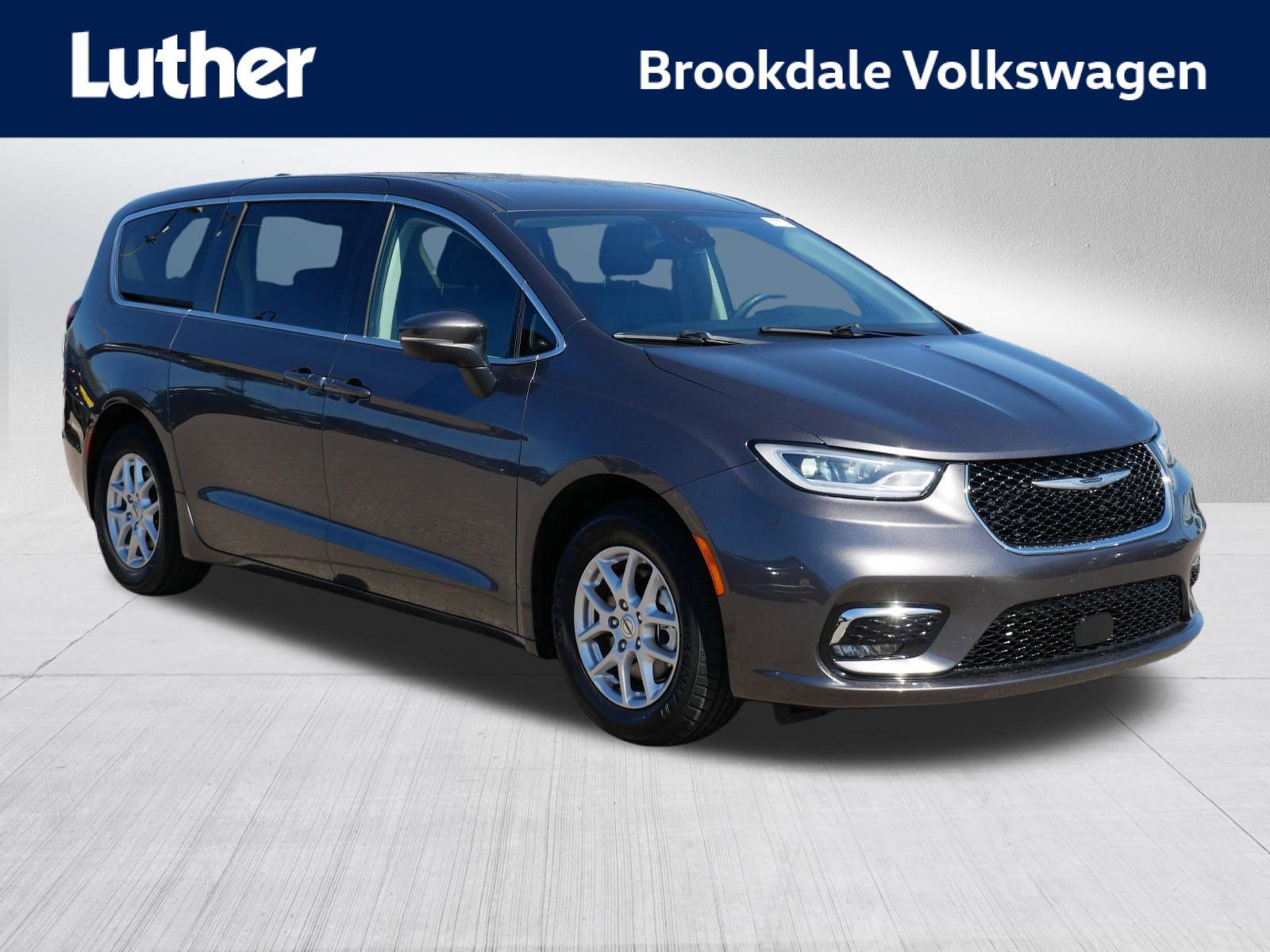 Used 2023 Chrysler Pacifica Touring-L FWD image 1