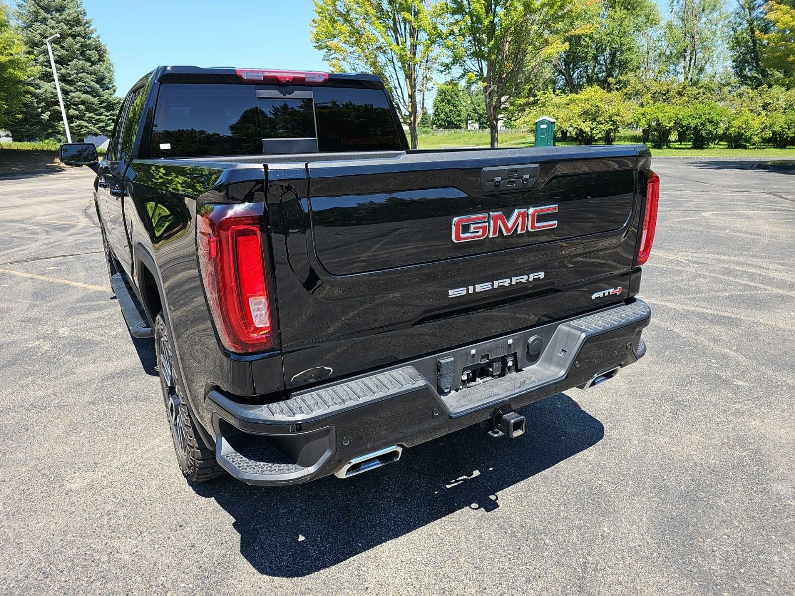 Used 2024 GMC Sierra 1500 AT4 w/ Technology Package AWD/4WD image 3