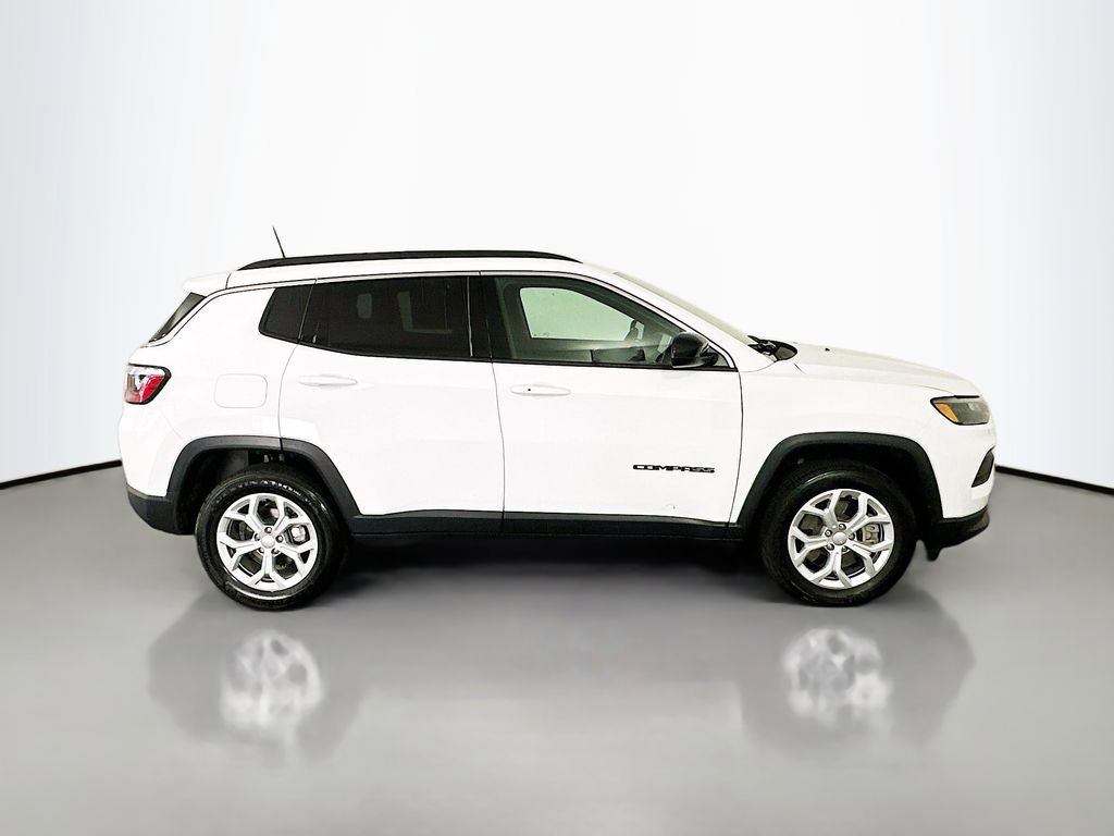 Used 2024 Jeep Compass Latitude image 8
