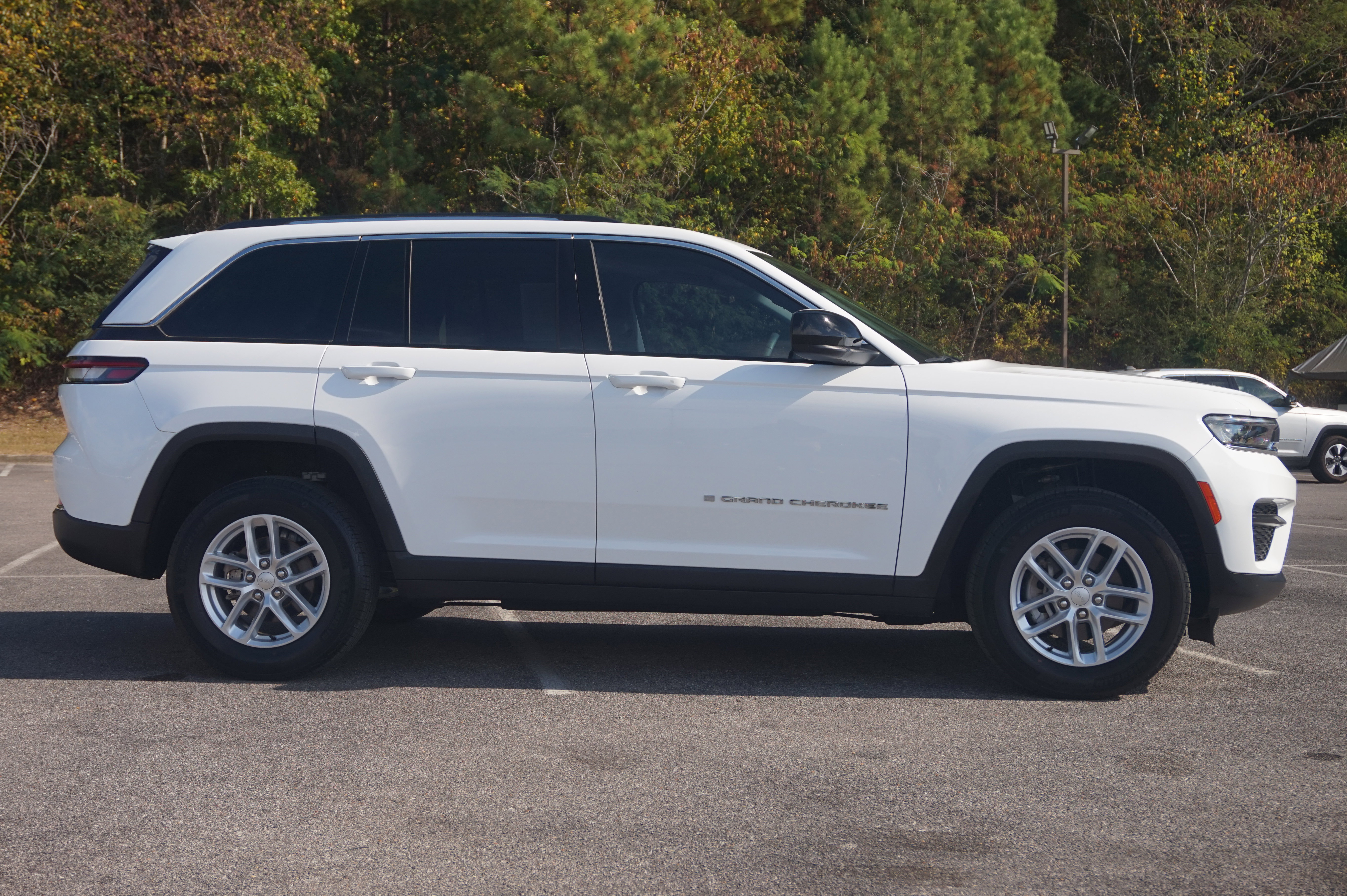 Used 2023 Jeep Grand Cherokee Laredo w/ Luxury Tech Group I image 10