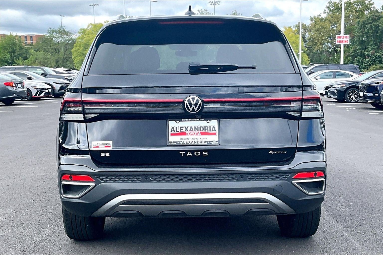 Used 2025 Volkswagen Taos SE AWD/4WD image 4