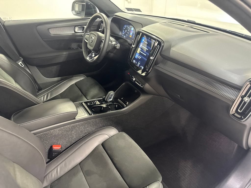 Used 2022 Volvo XC40 T5 R-Design w/ Climate Package AWD/4WD image 27