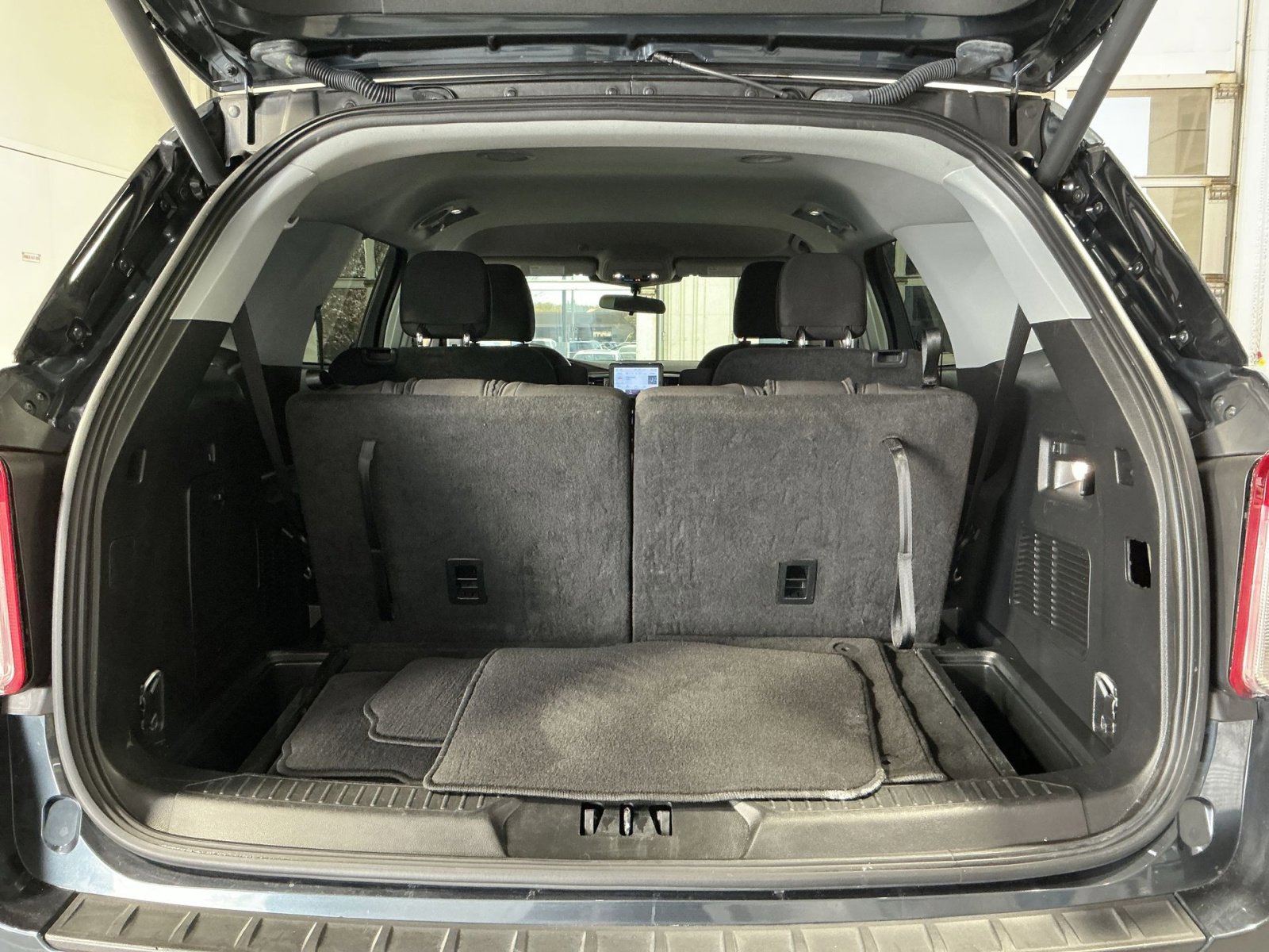 Used 2023 Ford Explorer XLT image 25