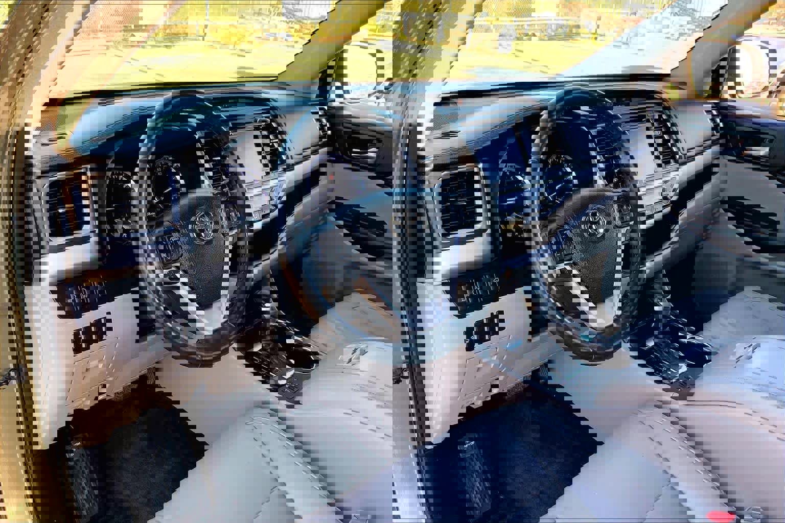 Used 2018 Toyota Highlander XLE image 16