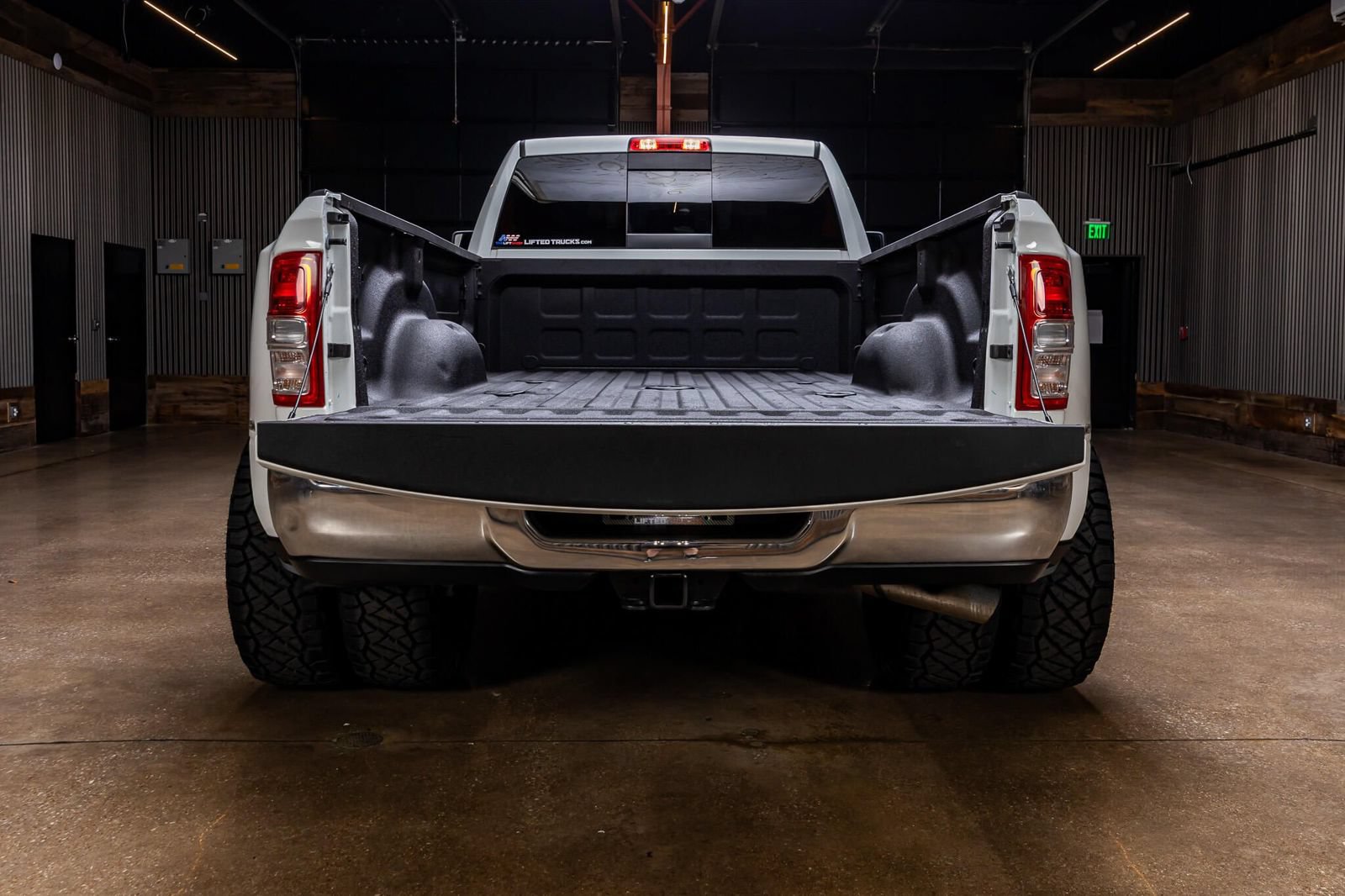 Used 2024 RAM 3500 Tradesman w/ Chrome Appearance Group AWD/4WD image 9