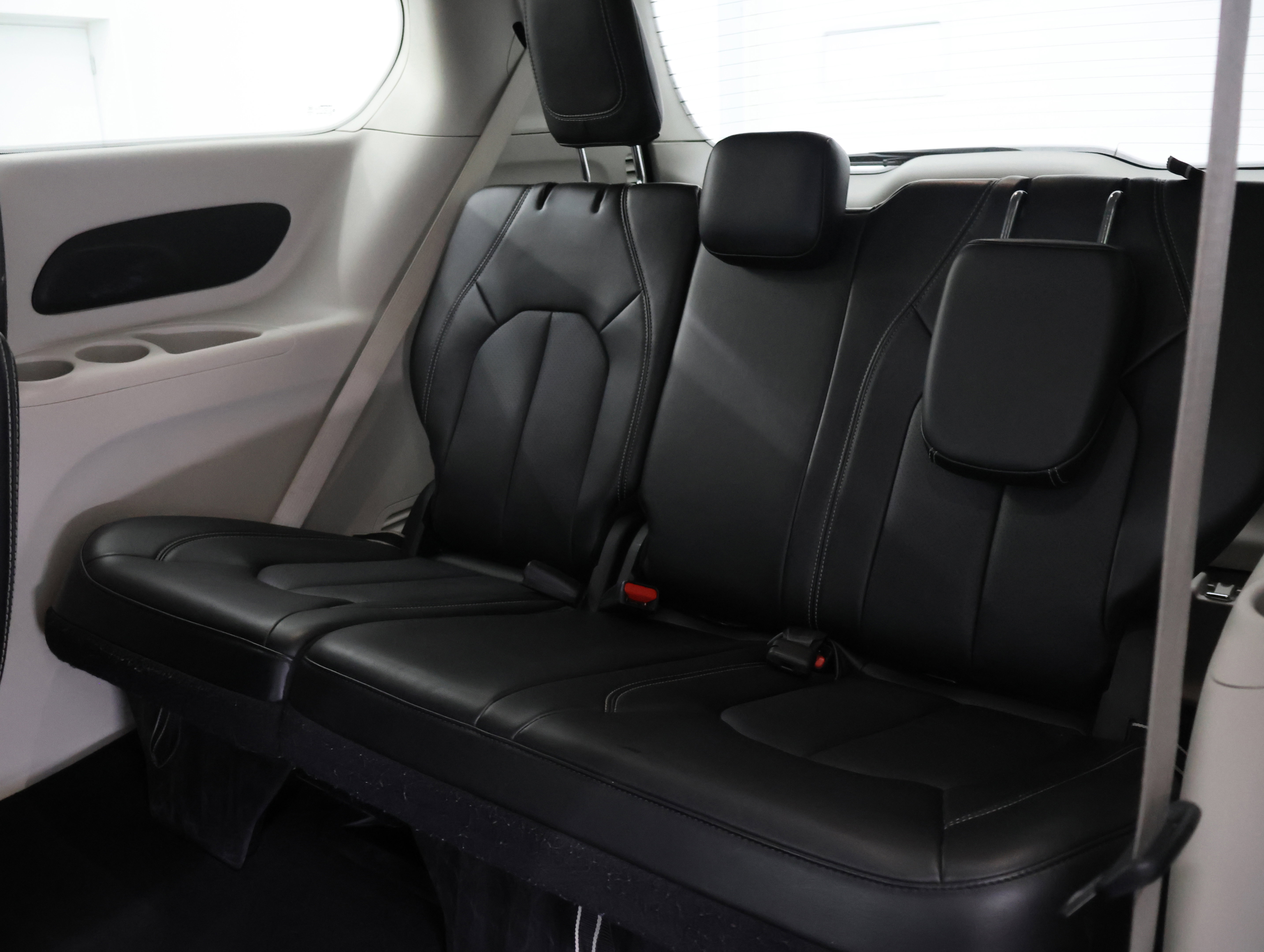 Used 2024 Chrysler Pacifica Touring-L FWD image 10