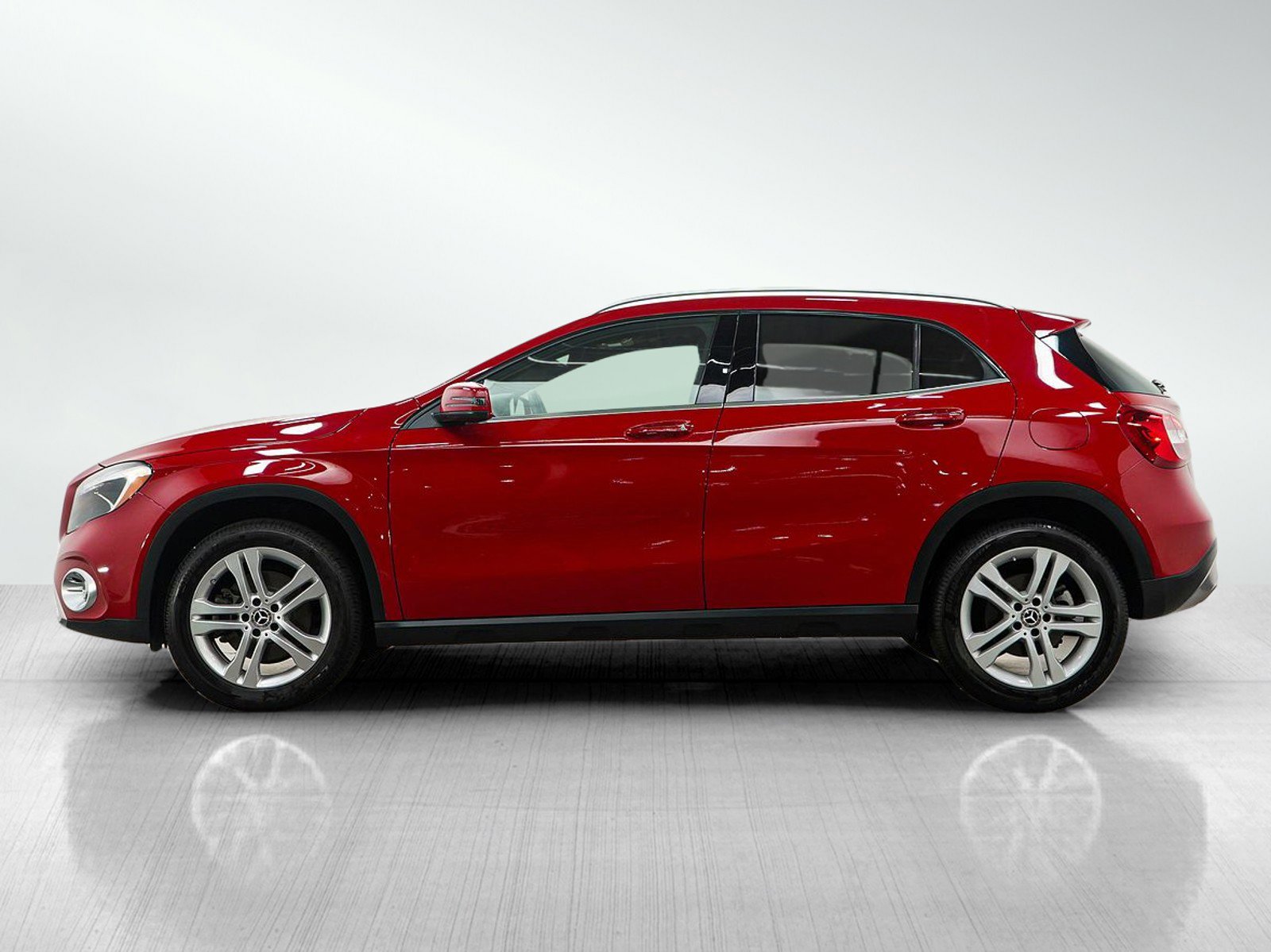 Used 2019 Mercedes-Benz GLA 250 4MATIC w/ Premium Package image 2