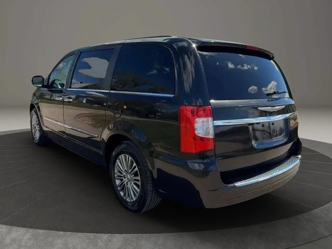 Used 2014 Chrysler Town & Country Touring-L w/ Driver Convenience Group FWD image 4