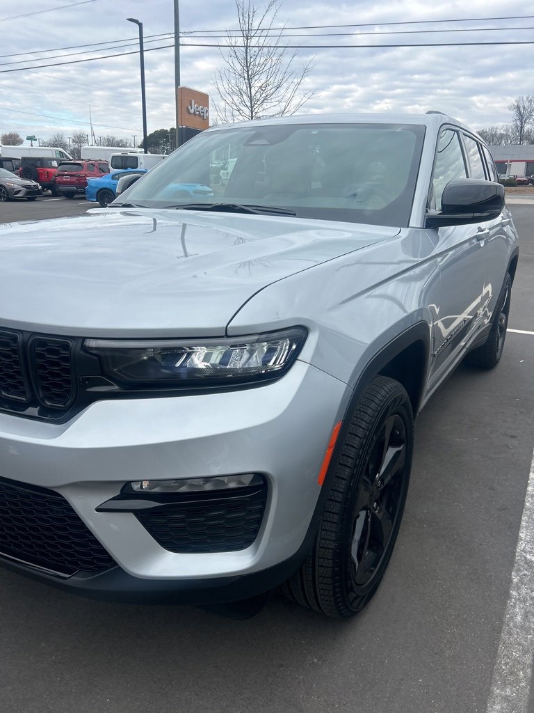 Used 2025 Jeep Grand Cherokee Limited w/ Black Appearance Package image 15