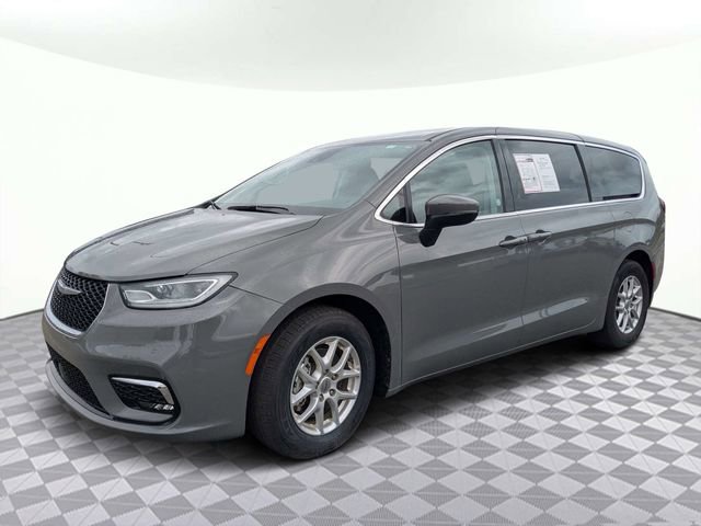 Used 2023 Chrysler Pacifica Touring-L image 8