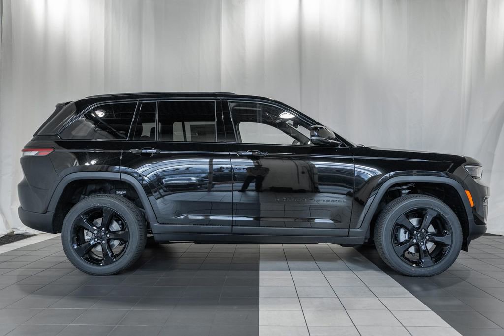 New 2025 Jeep Grand Cherokee Altitude image 3