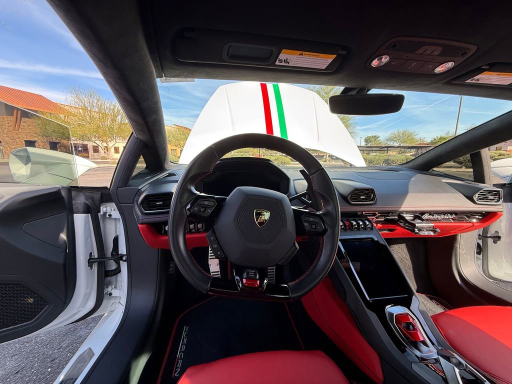 Used 2021 Lamborghini Huracan EVO image 12
