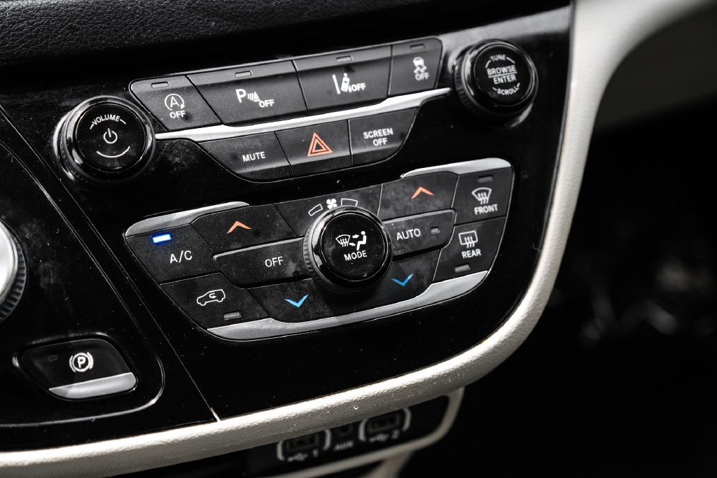 Used 2021 Chrysler Pacifica Touring-L FWD image 23