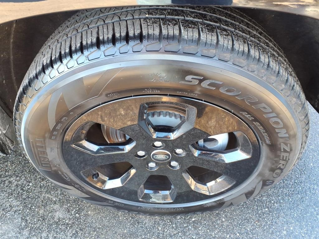 Used 2025 Land Rover Defender 110 X-Dynamic SE image 9