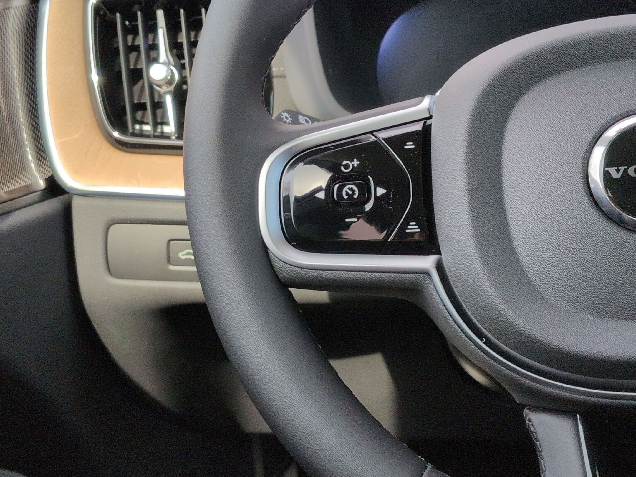 New 2026 Volvo XC60 B5 Ultra w/ Protection Package Premier image 13