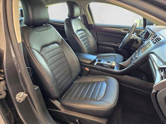 Used 2017 Ford Fusion SE w/ Fusion SE Technology Package FWD image 19