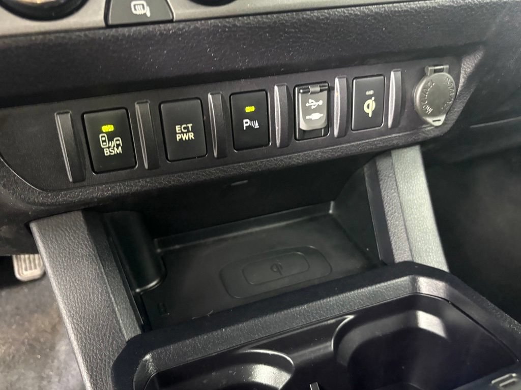 Used 2017 Toyota Tacoma TRD Off-Road w/ Premium & Technology Package AWD/4WD image 22