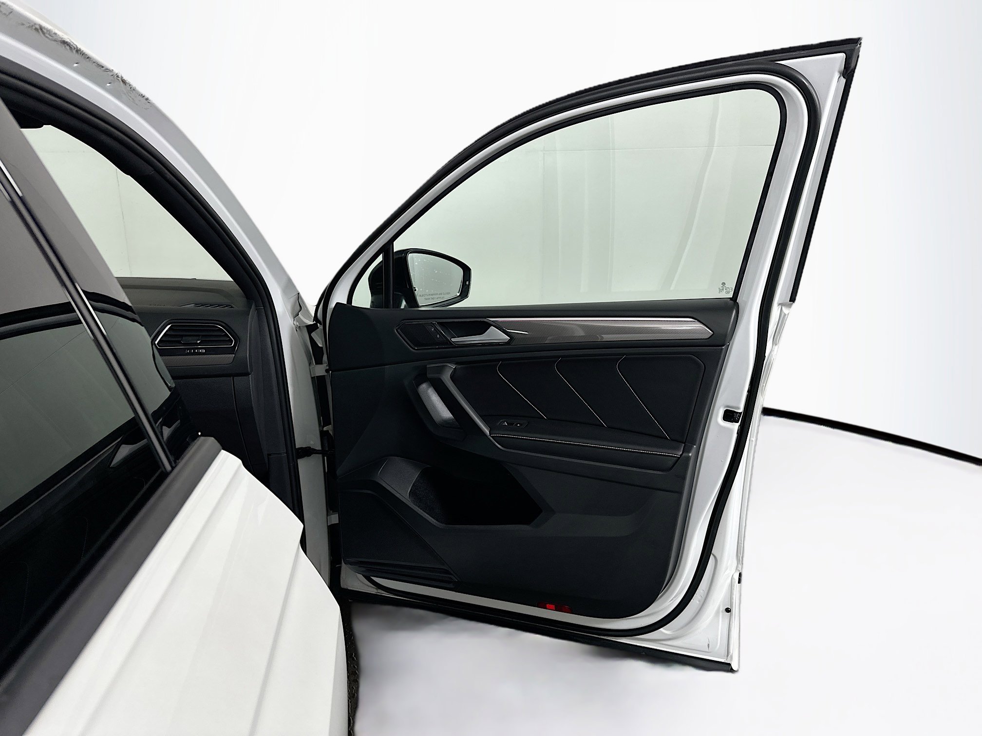 Used 2022 Volkswagen Tiguan SE R-Line image 33