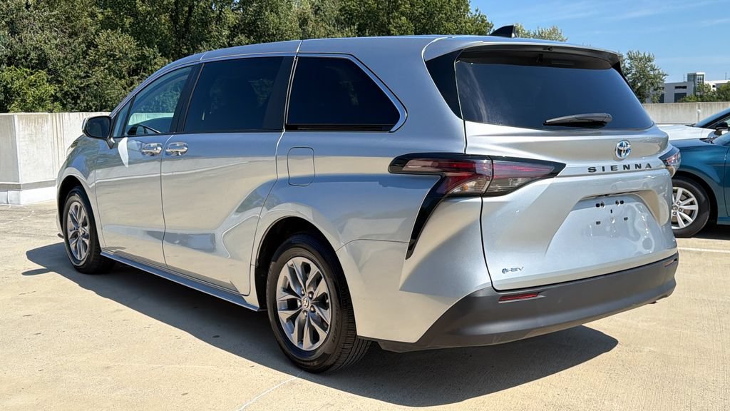 Used 2025 Toyota Sienna LE FWD image 3