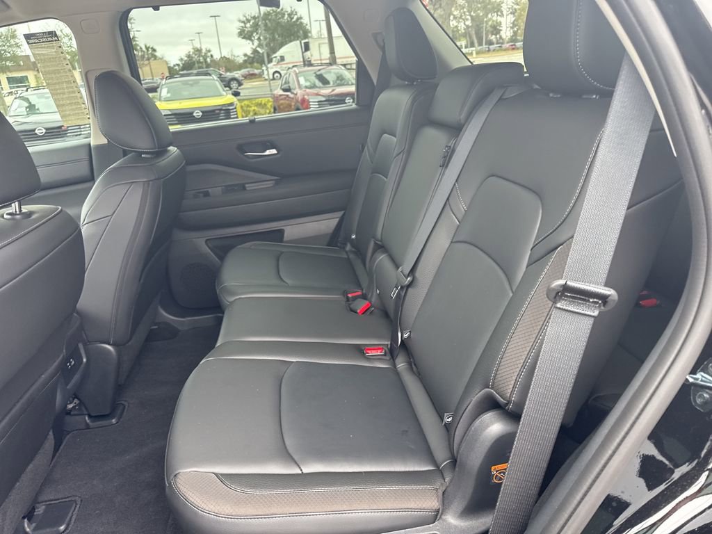 Used 2025 Nissan Pathfinder SL image 25