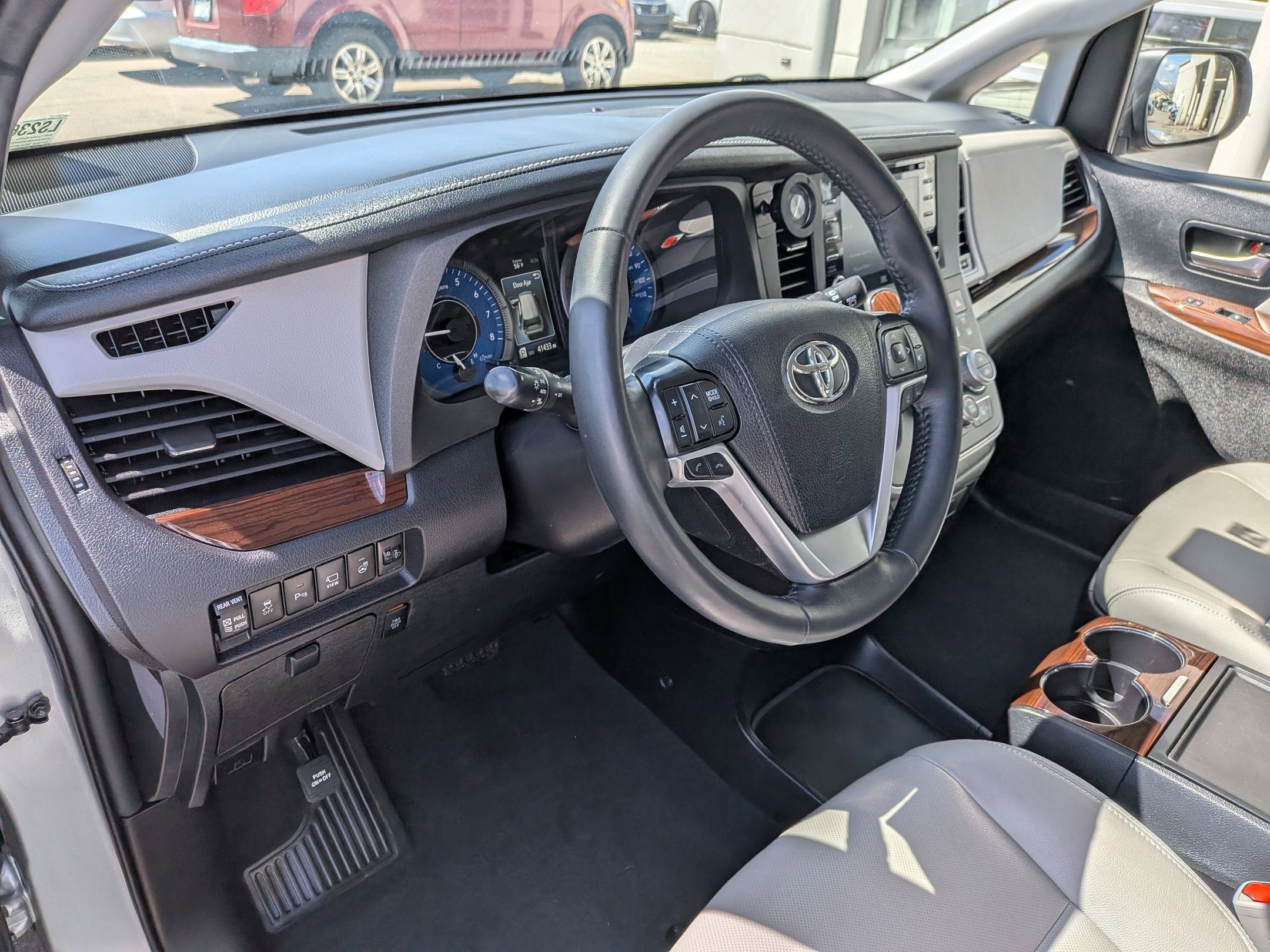 Used 2020 Toyota Sienna Limited Premium image 17