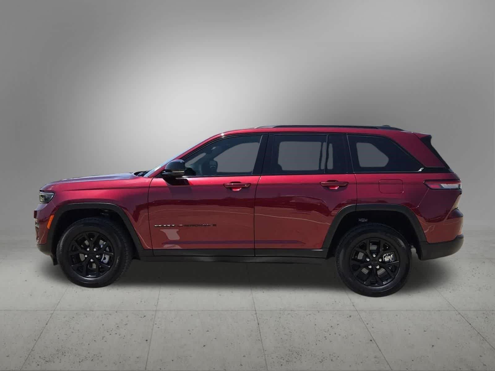 Used 2025 Jeep Grand Cherokee Altitude RWD image 3