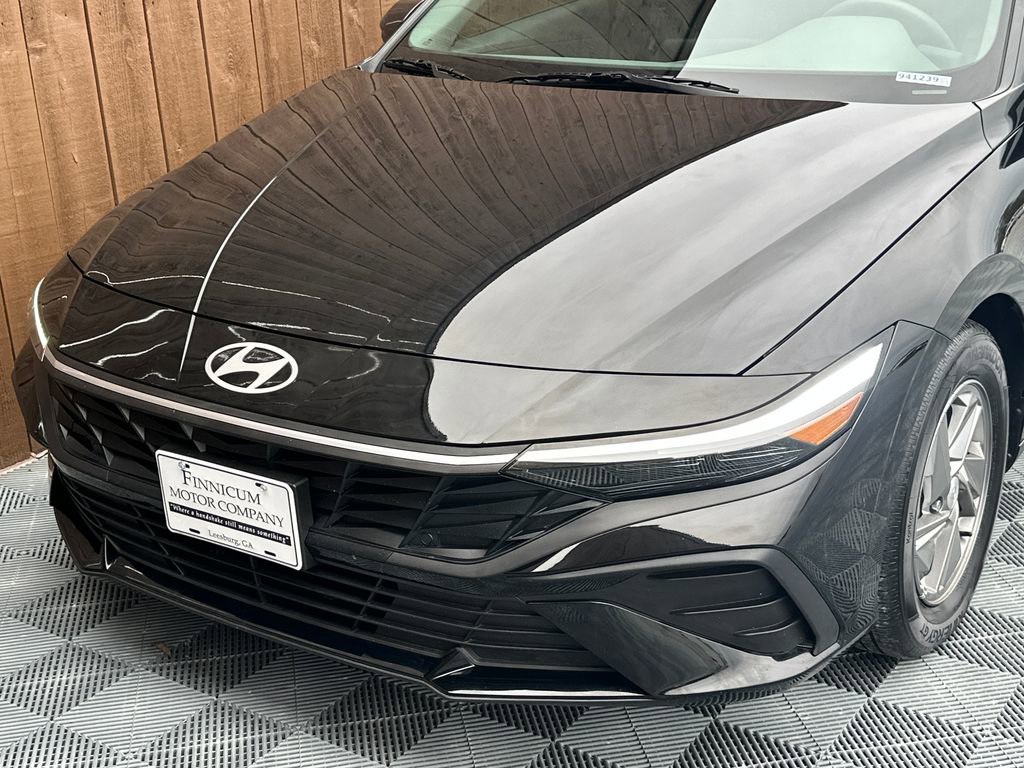 Used 2025 Hyundai Elantra SE w/ Cargo Package image 19