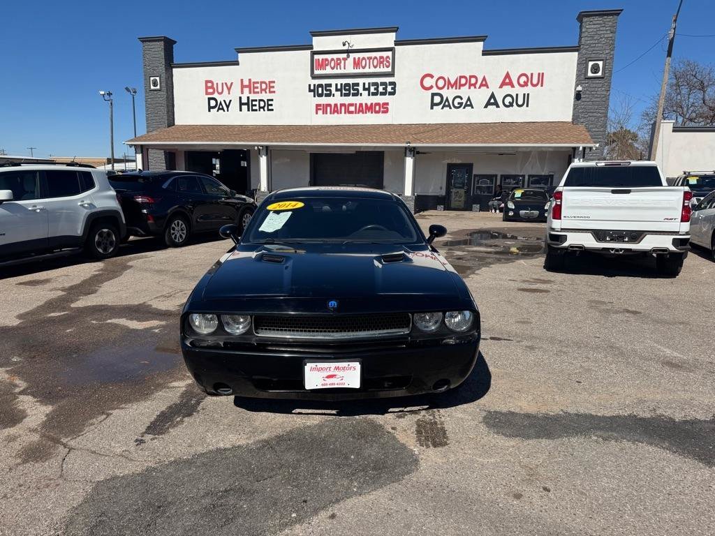 Used 2014 Dodge Challenger SXT RWD image 2