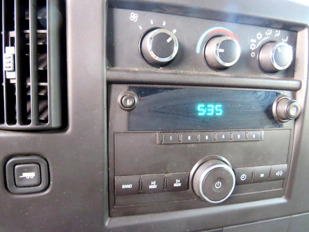 Used 2009 Chevrolet Express 2500 image 11