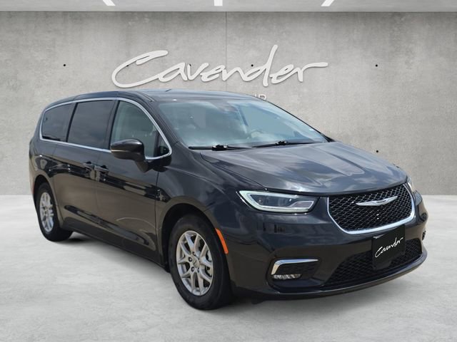 Used 2023 Chrysler Pacifica Touring-L FWD image 2