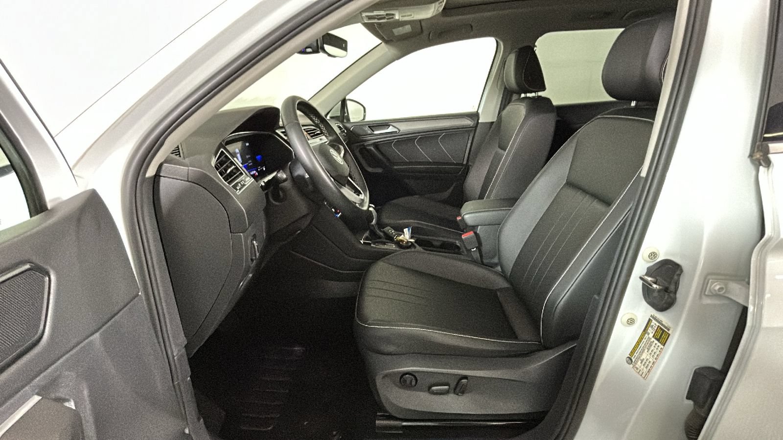 Used 2022 Volkswagen Tiguan SE AWD/4WD image 11