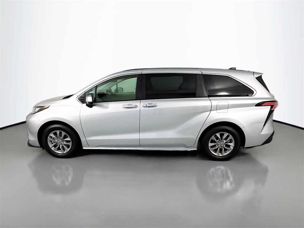 Used 2022 Toyota Sienna LE image 2