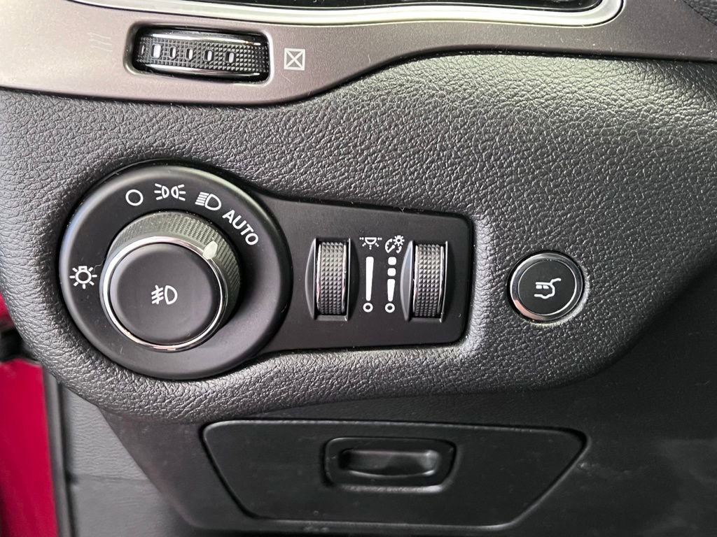 Used 2019 Jeep Cherokee Limited image 26