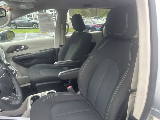 Used 2023 Chrysler Voyager LX FWD image 15