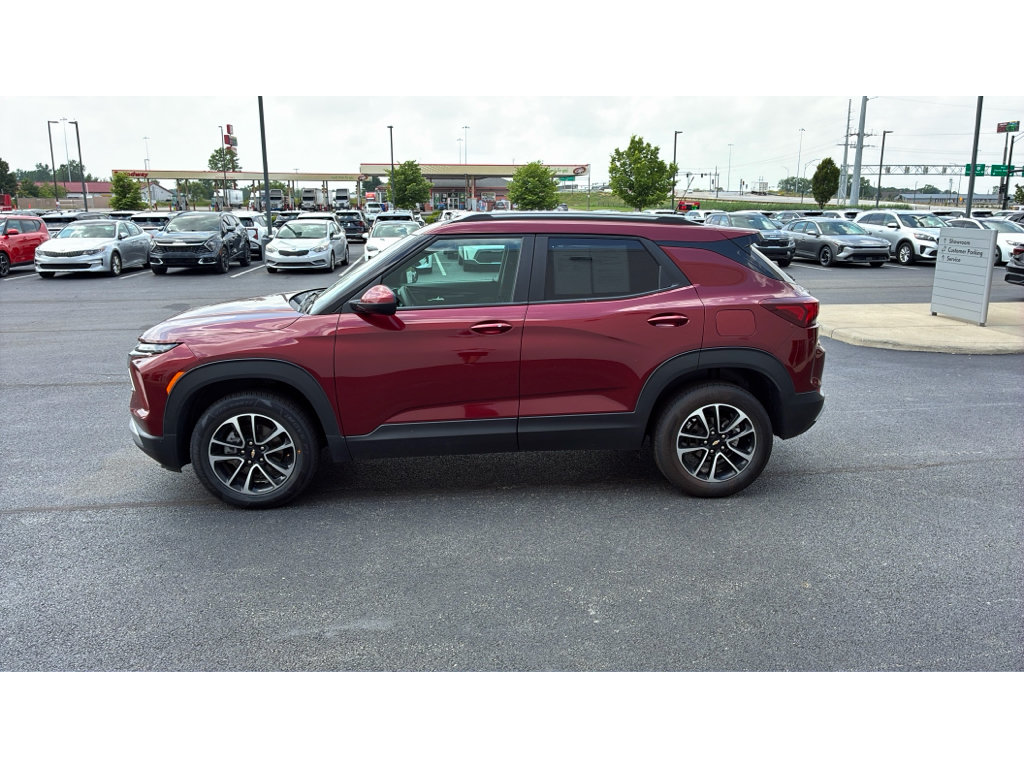 Used 2025 Chevrolet TrailBlazer LT AWD/4WD image 3