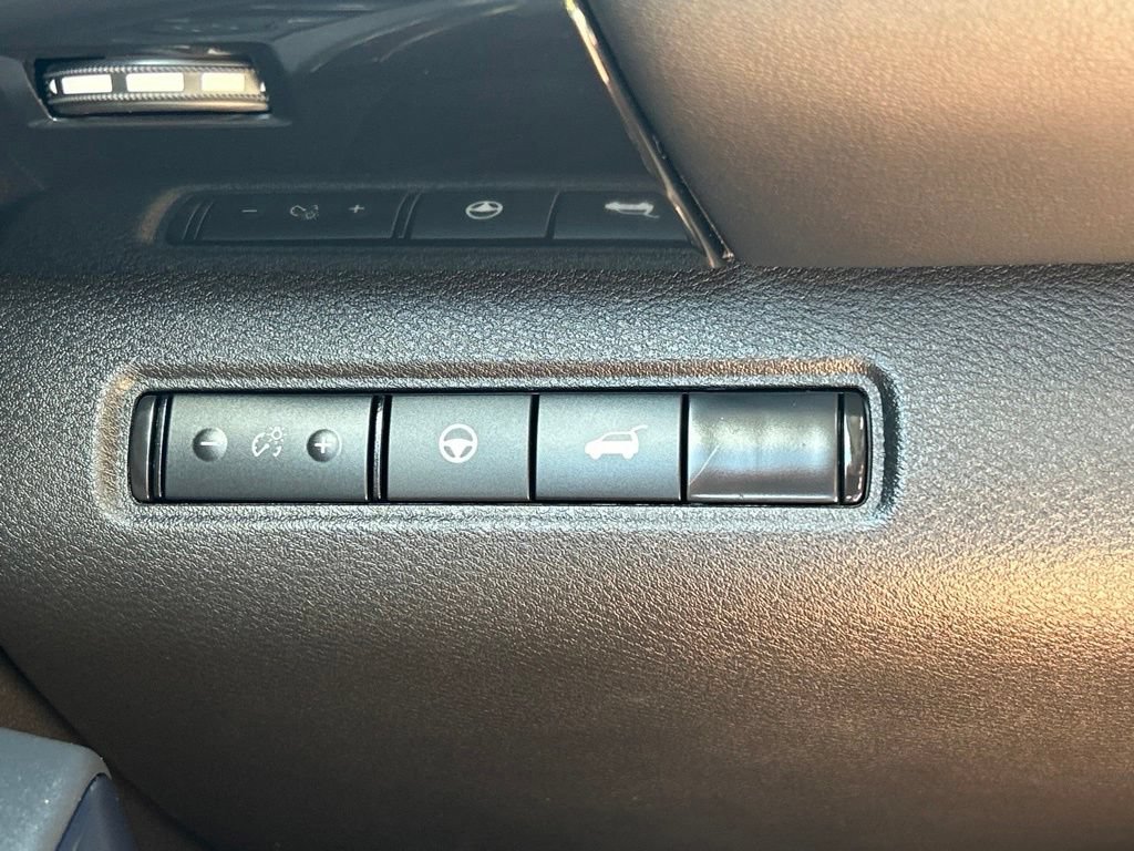 Certified 2025 Nissan Pathfinder SV w/ SV Premium Package FWD image 33