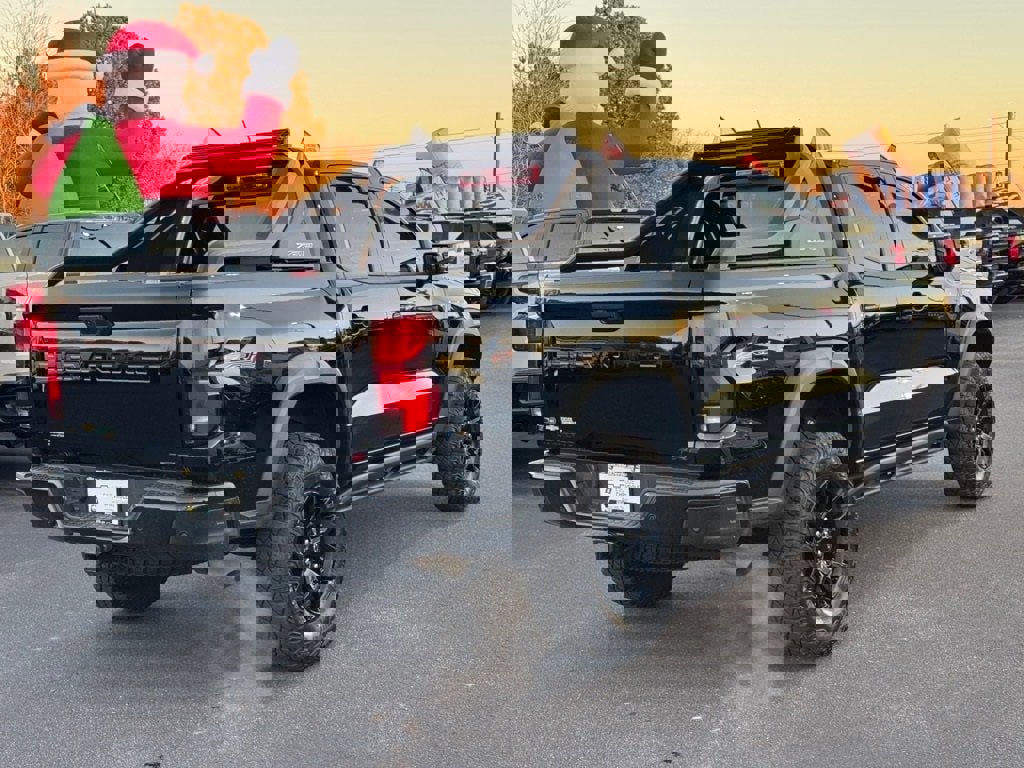 Used 2025 Chevrolet Colorado ZR2 w/ Midnight Edition image 3