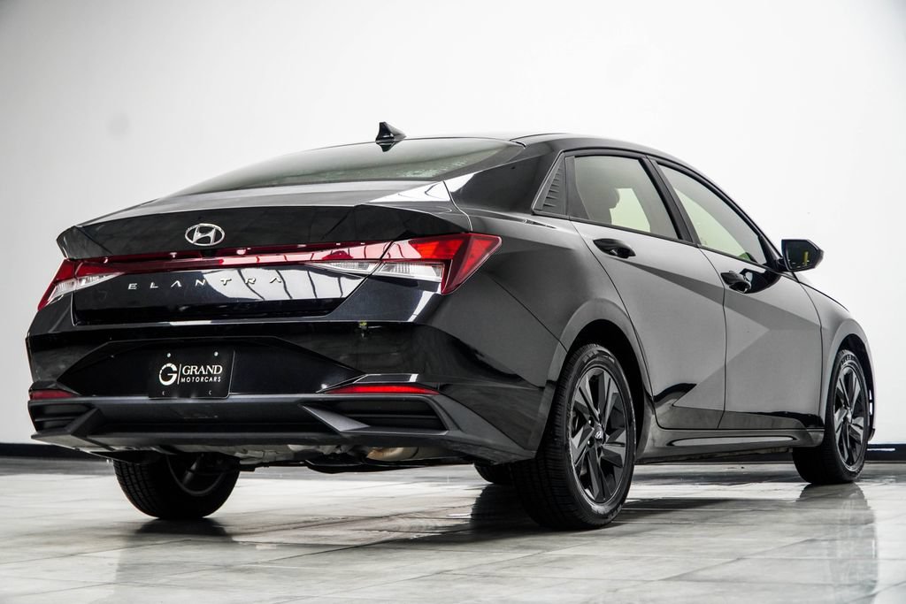 Used 2022 Hyundai Elantra SEL w/ Cargo Package FWD image 13