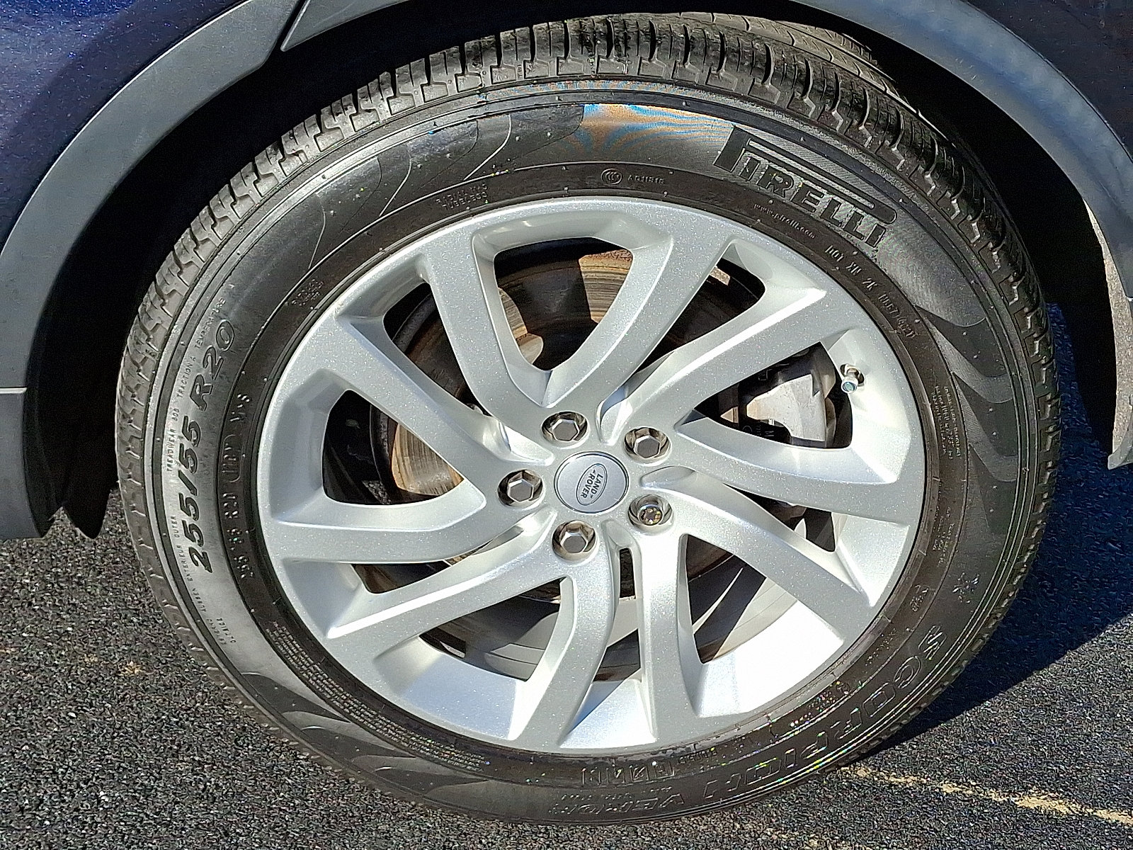 Used 2018 Land Rover Discovery HSE image 29