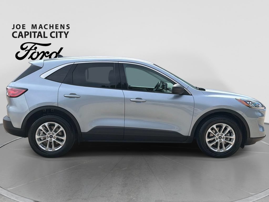Used 2022 Ford Escape SE w/ Convenience Package FWD image 3