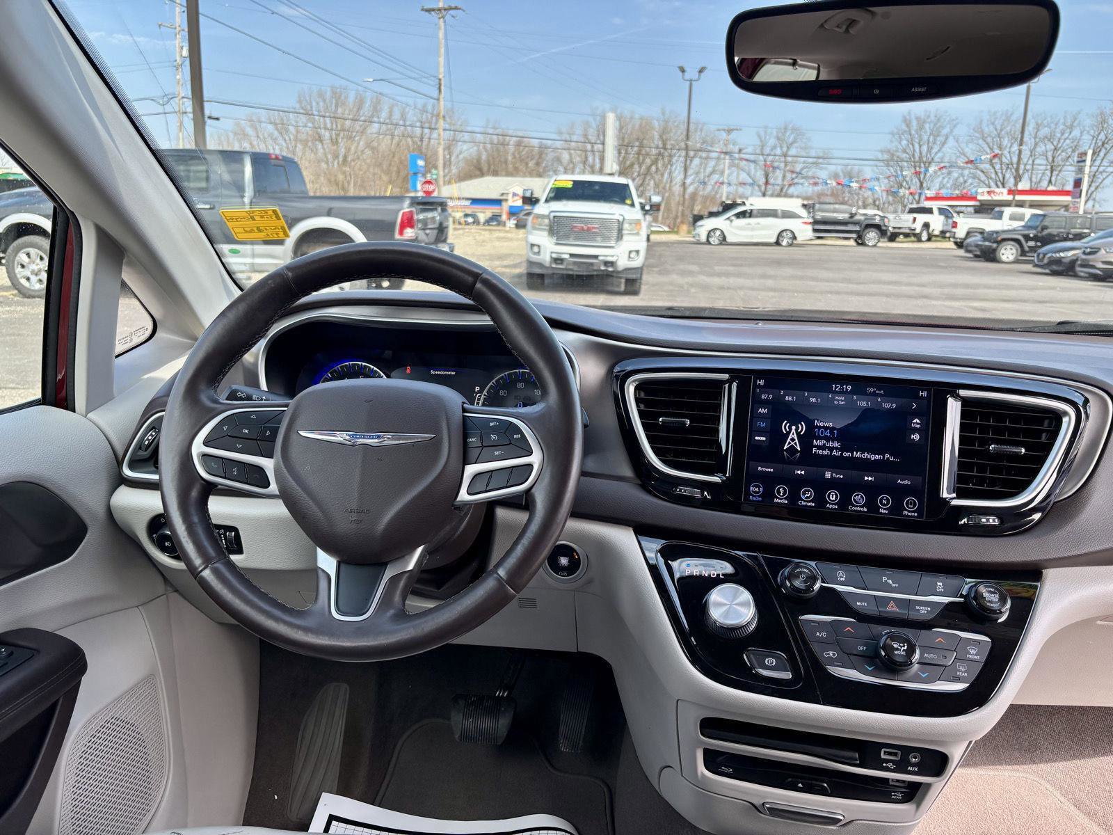 Used 2018 Chrysler Pacifica Touring-L Plus image 3