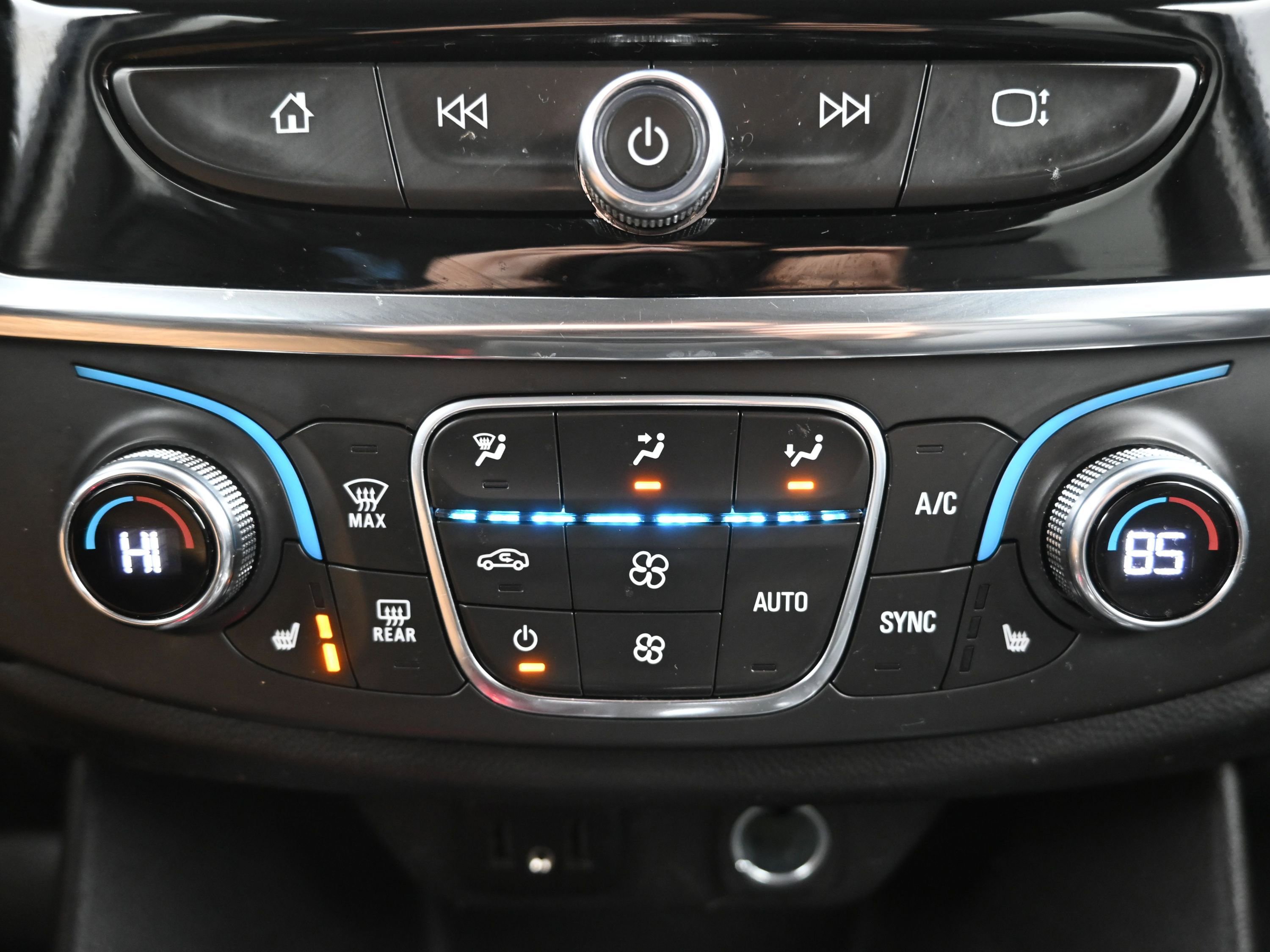 Used 2020 Chevrolet Traverse LT w/ Driver Confidence II Package AWD/4WD image 16