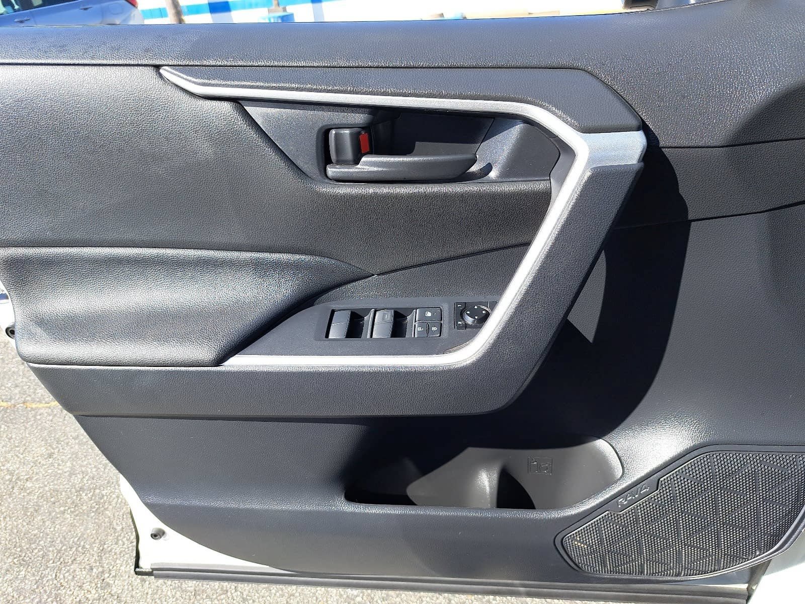 Used 2021 Toyota RAV4 SE w/ Weather & Moonroof Package AWD/4WD image 29