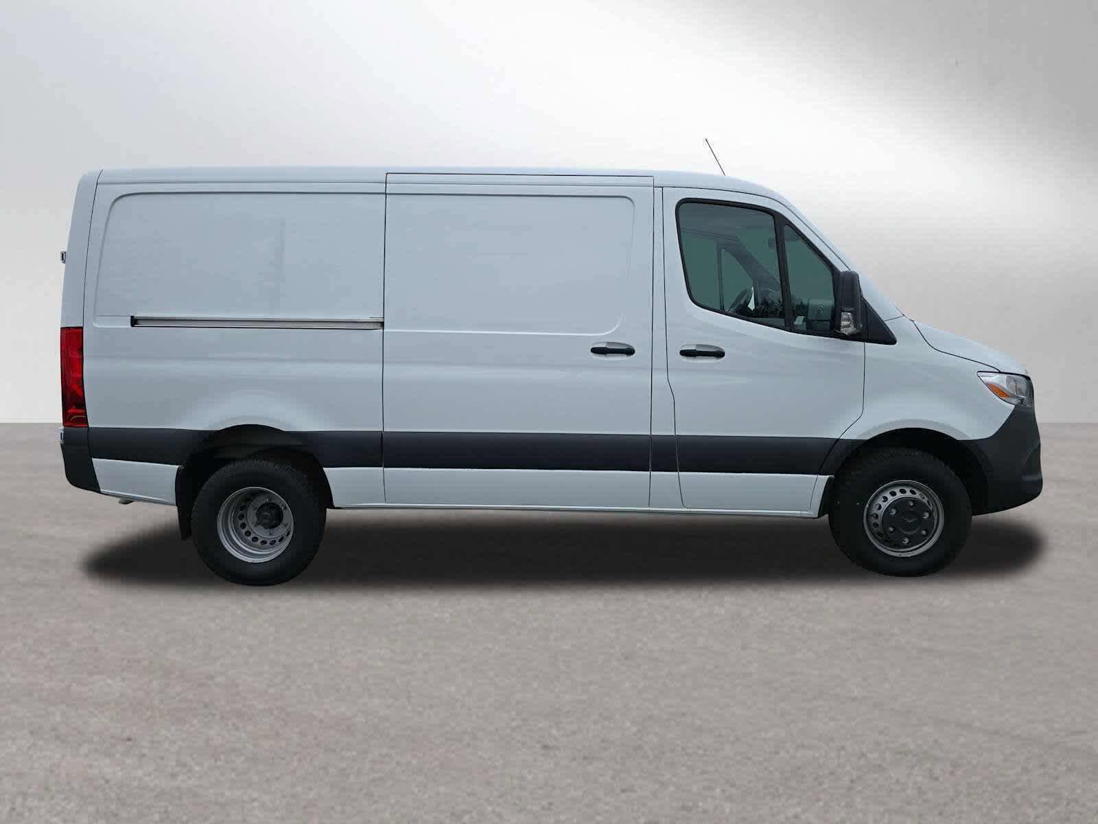 Used 2024 Mercedes-Benz Sprinter 4500 image 2