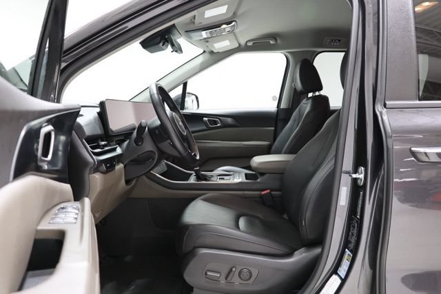 Used 2025 Kia Carnival FWD image 17
